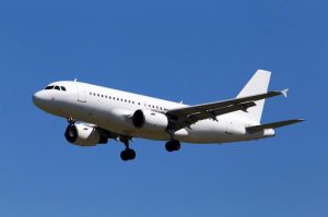 Белый пассажирский самолёт с выпущенным шасси