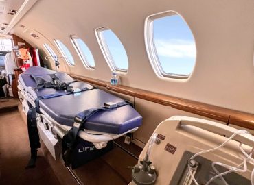 Patiententrage und medizinische Ausrüstung in der Kabine eines Ambulanzflugzeugs