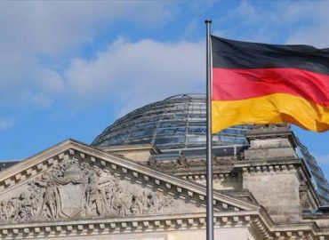 Deutsche Flagge vor einem historischen Gebäude
